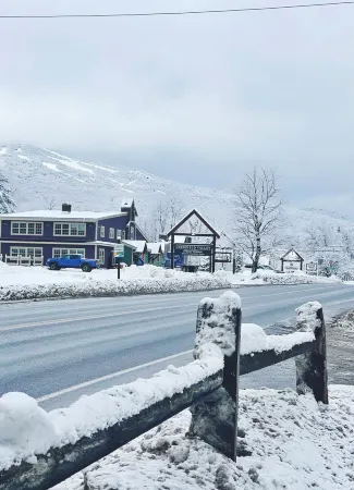 Quaint 2 Bedroom Condo with Loft in Southern Vermont Min. from Hiking and Golf Отели в г. West Dover