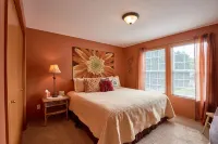 Single Level, 2 Kings, Fire Pit, Comfort in Downtown Dundee
