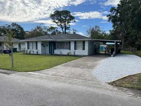 Charming Ocean Springs Home with Golf Cart Отели рядом с достопримечательностью «Шелл»