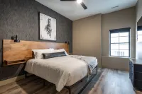 Branson Woods Lakeside Lodge sleeps 24+!