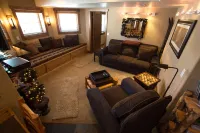 Luxury Apt,  Private Hot Tub, Couples Retreat