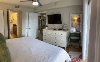 Modern Beach Condo on  St. Pete Beach! Hotel in zona Upham Beach
