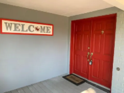 14 Guests · Large HEATED Pool · Tropical Backyard+BBQ · GYM · Beach: 3 miles