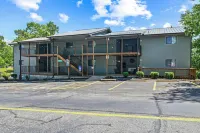 Colorful, Fun-Filled Condo - 5 Minutes to SDC