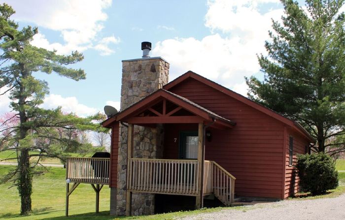 Stones Throw from Giant City Park, Wineries, Hiking, Biking, Hunting and more.