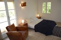 Aix-en-Provence, Charming, 200 m2, Infinity Pool and Large Garden 佩尼耶住宿飯店