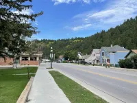 Walking distance to Downtown Historic Main Street and Outlaw Square