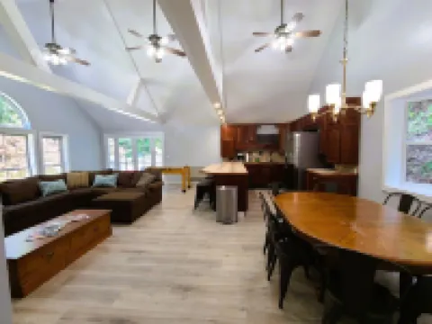 Mountain Ridge Retreat - Private & Peaceful Getaway. Family & Pet Friendly Hotels in Esopus