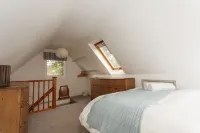 Romantic Forest Cottage with private garden, dog friendly, forest views from bed