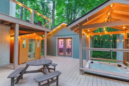 3 Bedroom House in DuPont with Hot-tub, Sauna, and Game Room! Отели рядом с достопримечательностью «Fred W. Symmes Chapel»