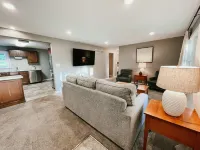 2 Br home with Hot-Tub! Quiet, dead end street Hotels in Millersburg