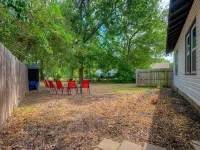 Cozy 2BR + Loft Near OU - Big yard, cool home, great Norman vibes Các khách sạn gần Fears Lab