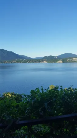 Between lake and sky. A romantic and elegant nest with an enchanting view