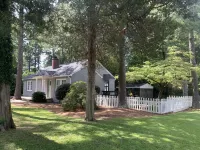 Charming Downtown Cottage Hotels near Hyland Golf Club