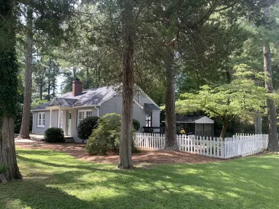 Charming Downtown Cottage Hotels near Hyland Golf Club