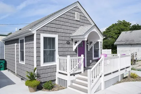 "The 3 Sisters" Ivy's Cottage-Adorable In Town Cottage Near Historic Main Street