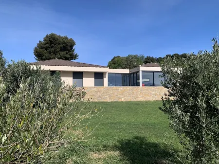 Contemporary villa - 15 M swimming pool - large garden Отели рядом с достопримечательностью «Парк Фратерните»