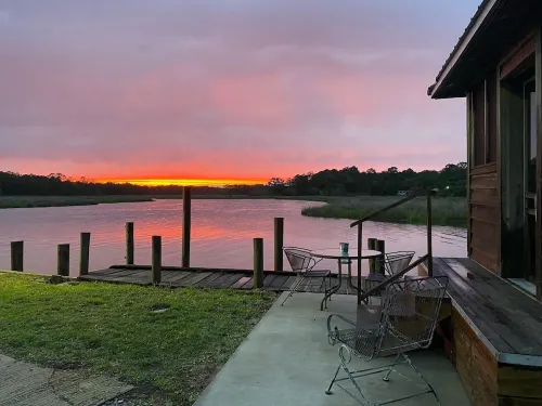Cabin on Sioux Bayou - Right on the water! Hotels in Gautier