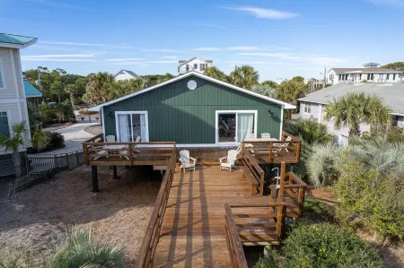 Solmate - A Beachfront Bungalow on Folly Отели рядом с достопримечательностью «Фоли Бич»