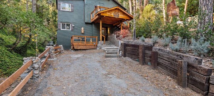 Cozy Mountain Retreat with 3 decks, huge living room, walking distance of shops Hoteles en Crestline