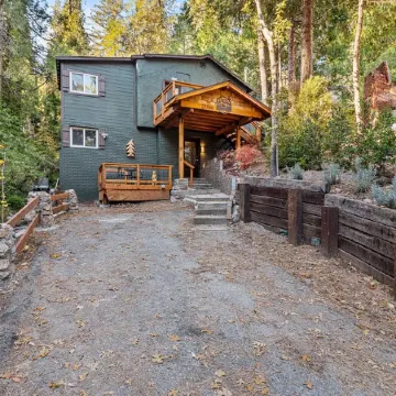 Cozy Mountain Retreat with 3 decks, huge living room, walking distance of shops