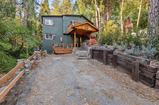 Cozy Mountain Retreat with 3 decks, huge living room, walking distance of shops