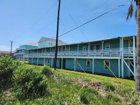 The Mark at Surfside, Apt. 10