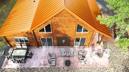 Brand NEW Cabin in the Pines w Private Lake