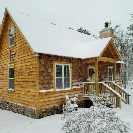 ♥ Sleep in the woods, wake to the birds - Hot tub,  King bed,  PRIVACY!