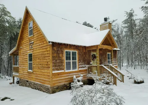 ♥ Sleep in the woods, wake to the birds - Hot tub,  King bed,  PRIVACY!