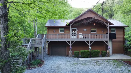 Riverfront Cabin w/ Porch & Firepit - Peaceful Retreat Near Murphy, NC.