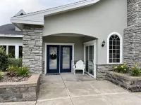 Luxury Lakeside/Trailside Living