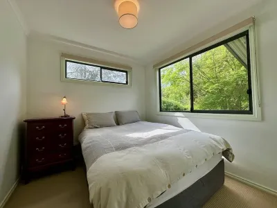Escape to the country - centrally located with Cathedral views