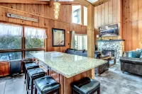 Ski in/out, AC, Gas Fireplace, Wifi, Coffee Bar, 1 Dog ok!