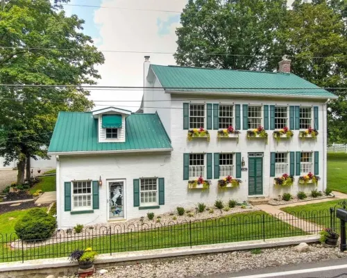 Cozy efficiency ONE large room ONE QUEEN bed apartment with kitchenette no oven. Hotels in Clermont County