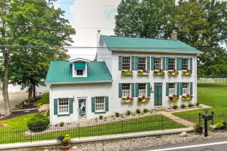 Cozy efficiency ONE large room ONE QUEEN bed apartment with kitchenette no oven.