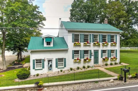 Cozy efficiency ONE large room ONE QUEEN bed apartment with kitchenette no oven.