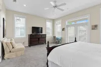 JUST  STEPS ACROSS TO 12,000 sq ft POOL. 1 BLOCK TO SHOPS, LIVE MUSIC,FREE BIKES