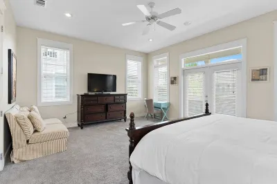 JUST  STEPS ACROSS TO 12,000 sq ft POOL. 1 BLOCK TO SHOPS, LIVE MUSIC,FREE BIKES