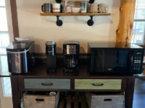 Roudy’s Retreat: Secluded Mountain Cabin with Hot Tub and Private Pond 넬슨 카운티 호텔