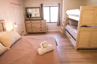 The PLAYFUL PELICAN on Florida's Intercostal Waterway: Beach a few blocks away Hoteles en Port Orange