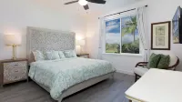 Luxuriously updated condo with easy access to the beach, restaurants and shops