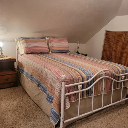 Cozy, Walk  to Town, Pet Friendly, 2 Bd 2 BTH, Mnt View, Deck-Grill-Wildlife