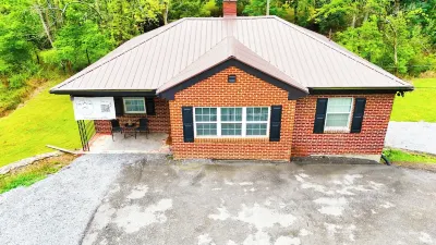 Best kept secret in Mercer Co! 3-bedroom Creekside Cottage with WiFi & AC.