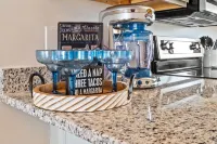 🌊 Pool open- Oct! Oceanfront-All linens Incld-Stocked Kitchen