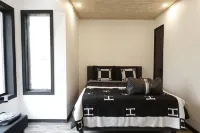 BLVCK Cabin w/ HotTub in the Mountains near Bushkill Falls