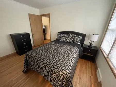 Cozy Home in Victory Pkwy! Отели в г. Хеннепин