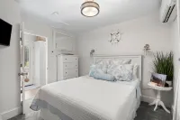 Shore Cottage - Coastal gem, a traveler favorite! Outdoor patio, central AC.