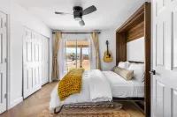 Desert Moon: Fenced  Private Acre with Cowboy Pool, Spa, Sauna and Hammocks 화이트워터 패스 트레일헤드 주변 호텔