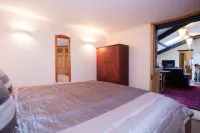 Bay Cottage, a section of Ebbingford Manor, 850 yr old manor house by beach&town - 4-Star